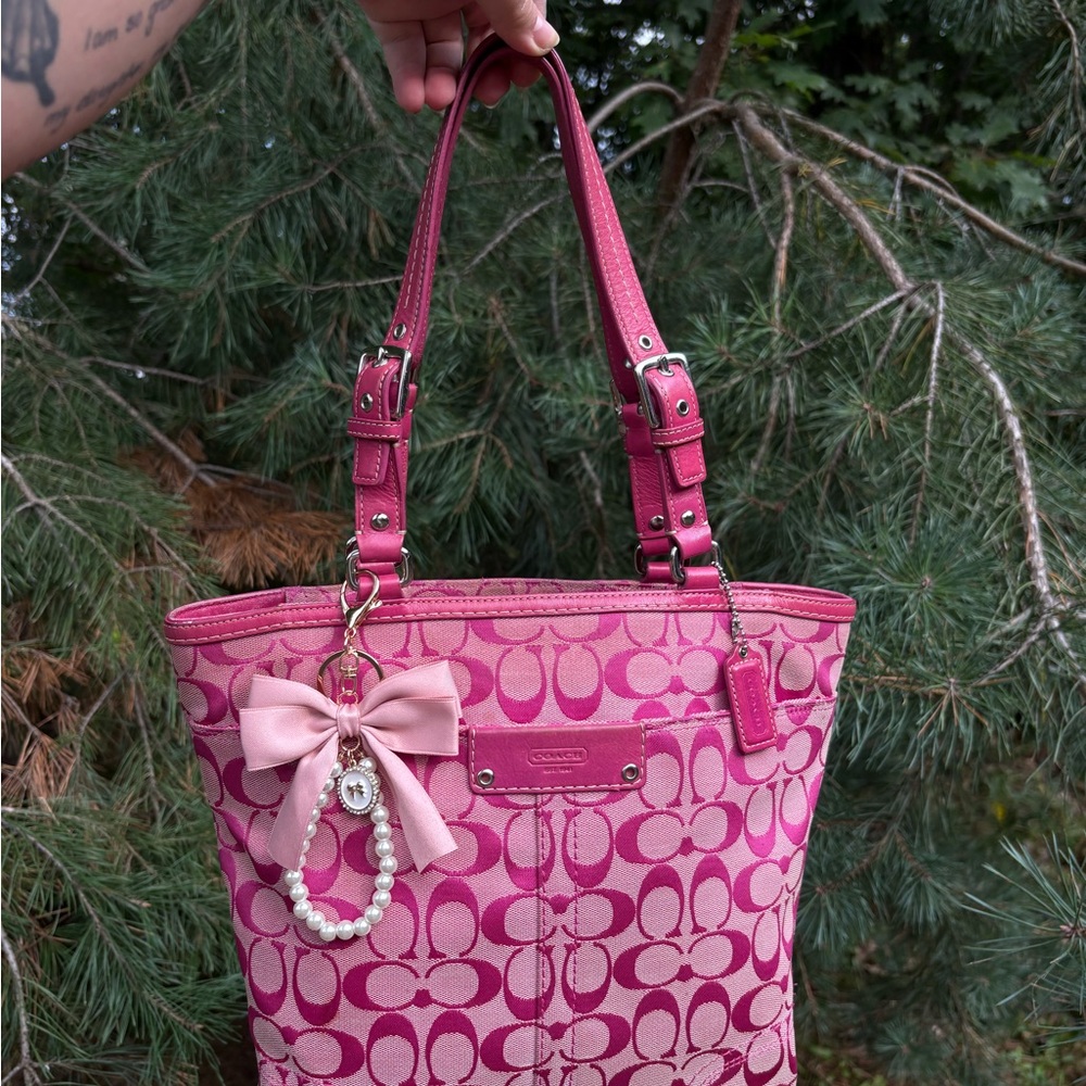 2009 Coach Signature Hampton tote in rare Barbie pink colour 🎀💖